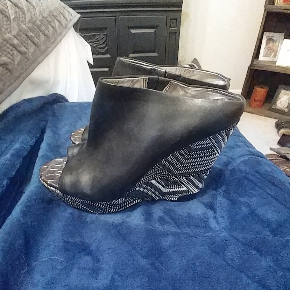 Little wear - Picture 2 of 2